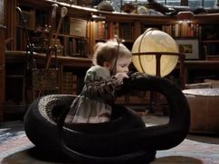 小女孩抱着&ldquo;吃人&rdquo;的大蛇玩耍，小小的举动，破获了杀人案件！