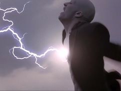 一个全身惨白的&ldquo;怪男孩&rdquo;，因为拥有的超能力，终身无法看电视！