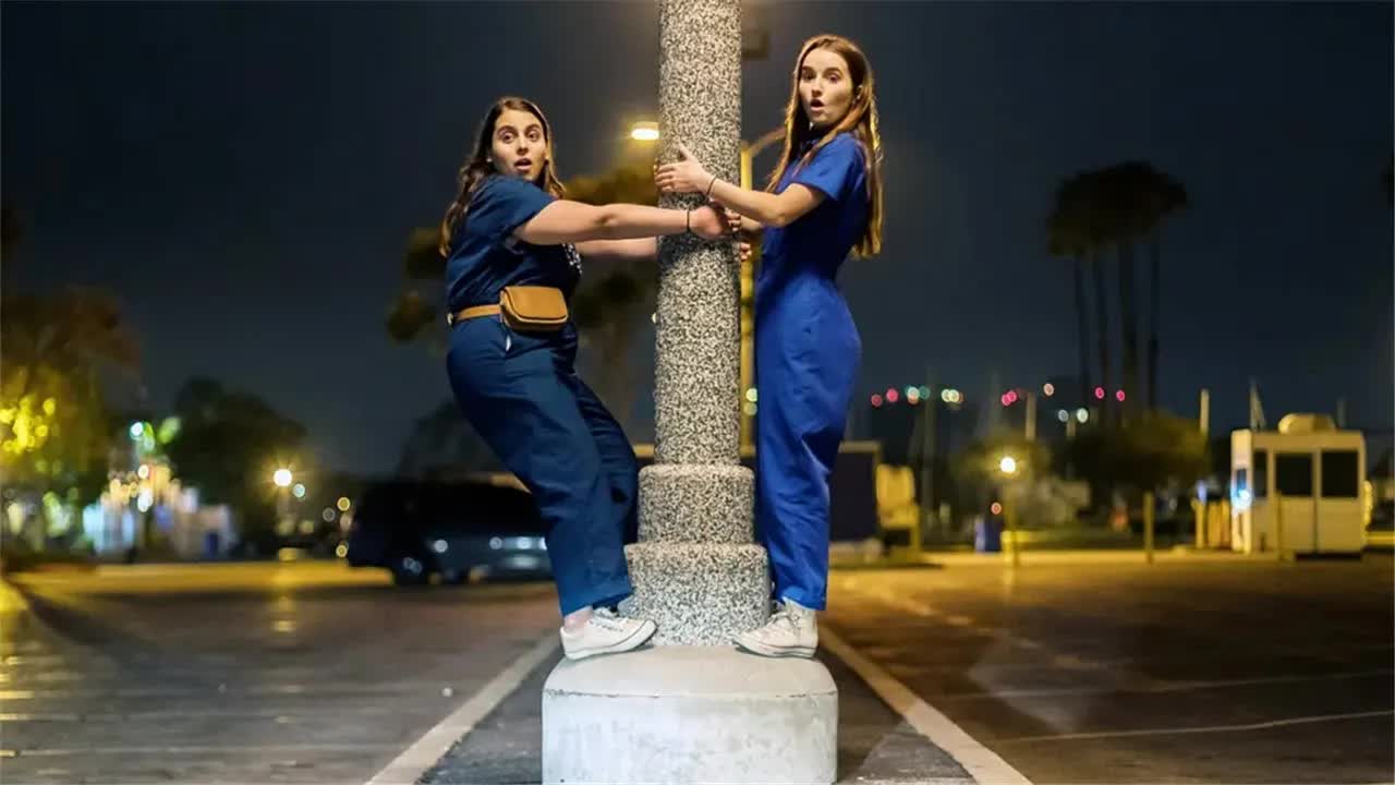 女学霸真会玩，毕业舞会打劫外卖员COS修理工，太疯狂了！