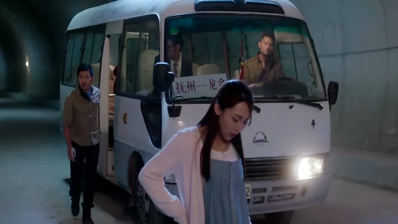 &ldquo;诡打墙&rdquo;500米小隧道，中巴狂踩油门1小时开不出去，孕妇发现不对劲，赶紧下车