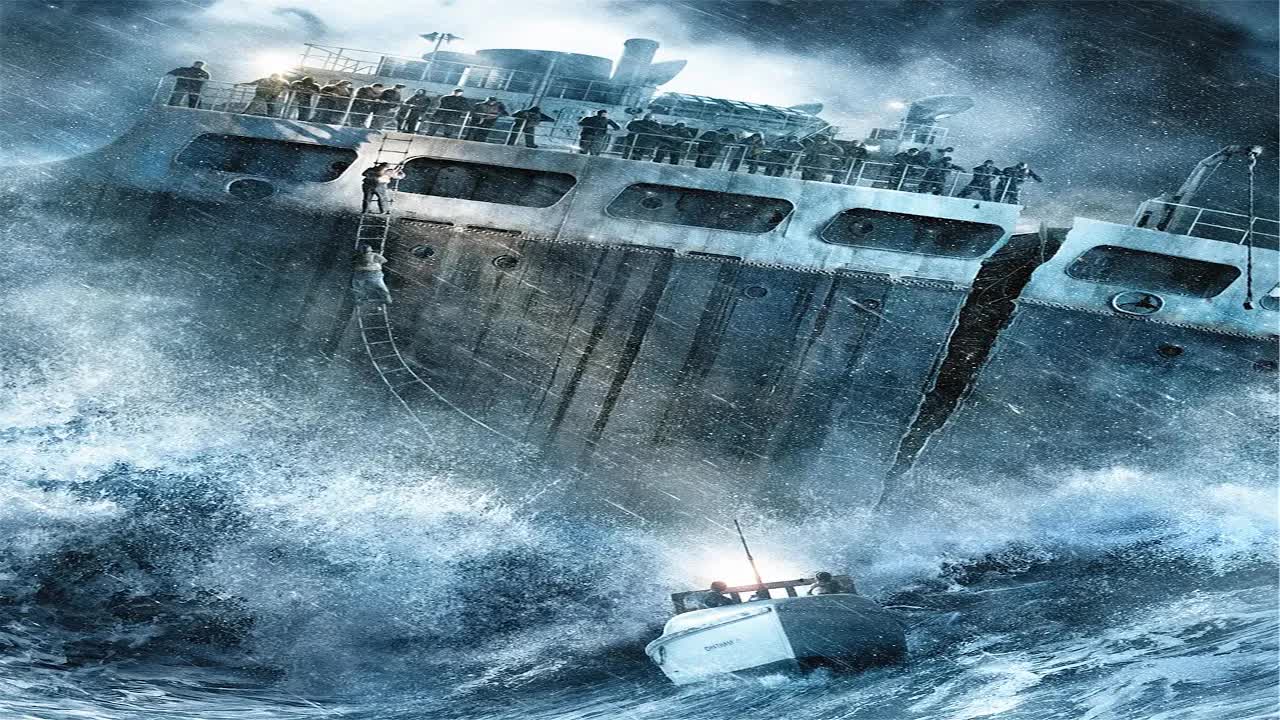 油轮被巨浪撕成两半！机师自制船舵，驾驶后半截断船搁浅，苦熬8小时最终等来救援！