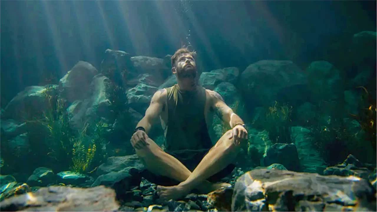 锤哥从复联4下岗后减肥成功，并研发新技能&ldquo;重功湖底坐&rdquo;！