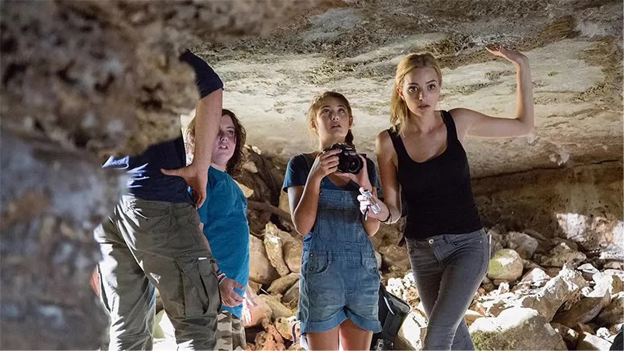 考古小队误入时间虫洞，出来时地球荒芜，人类早已移民火星