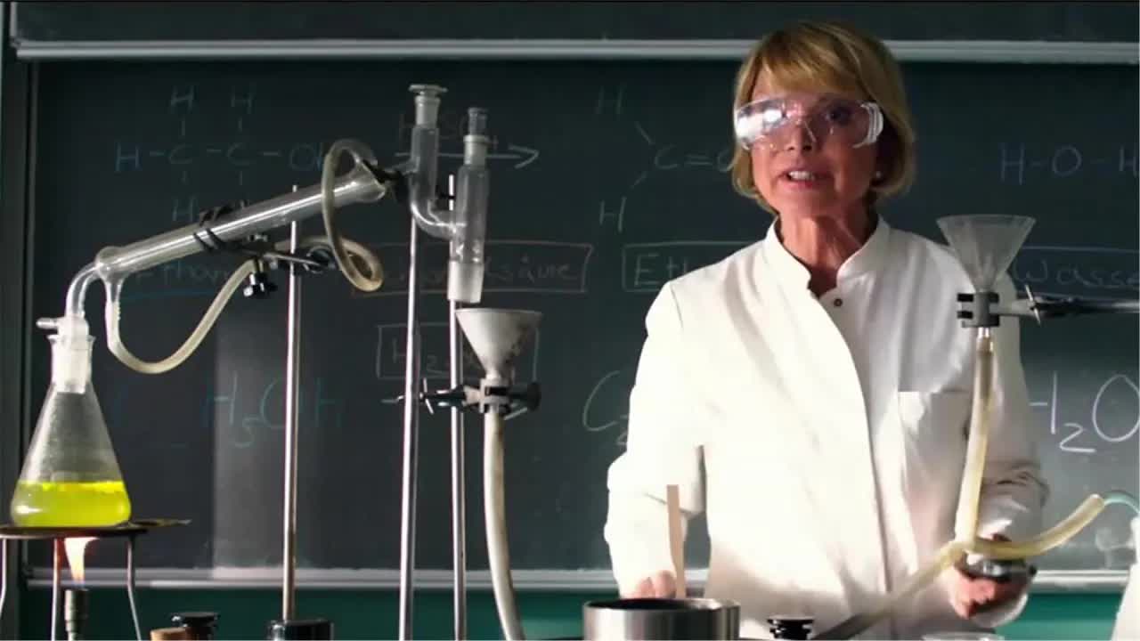 痞子学生掉包化学药剂，老师被炸成&ldquo;叫花&rdquo;又吃错药，彻底被逼疯！